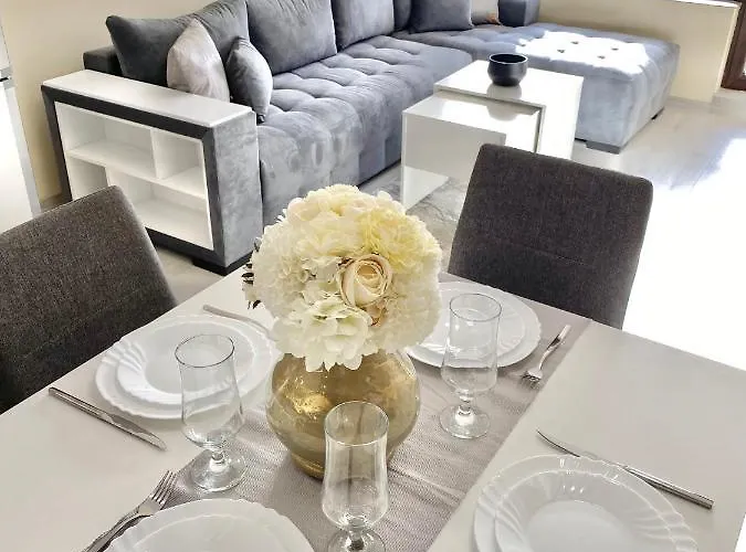 Beautiful & Comfy For 4 Guest And Free Parking *