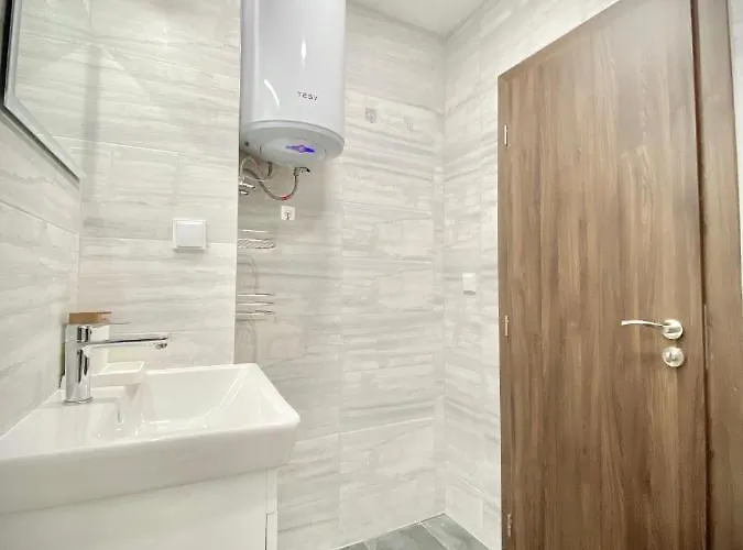 Beautiful & Comfy For 4 Guest And Free Parking דירה