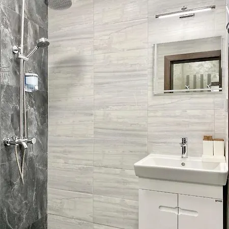 Beautiful & Comfy For 4 Guest And Free Parking *